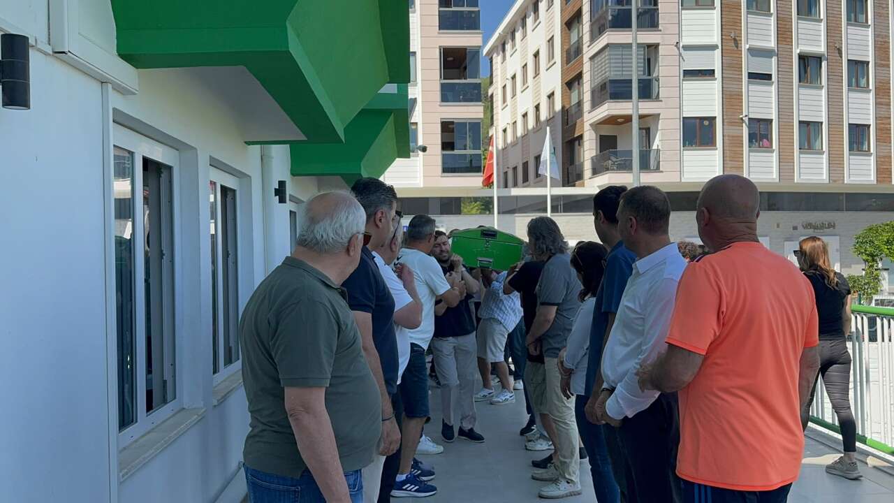 Akın Çavaş’ın Naaşı Muğlaspor Tesislerinde Karşılandı: Duygu Dolu Anlar Yaşandı 7